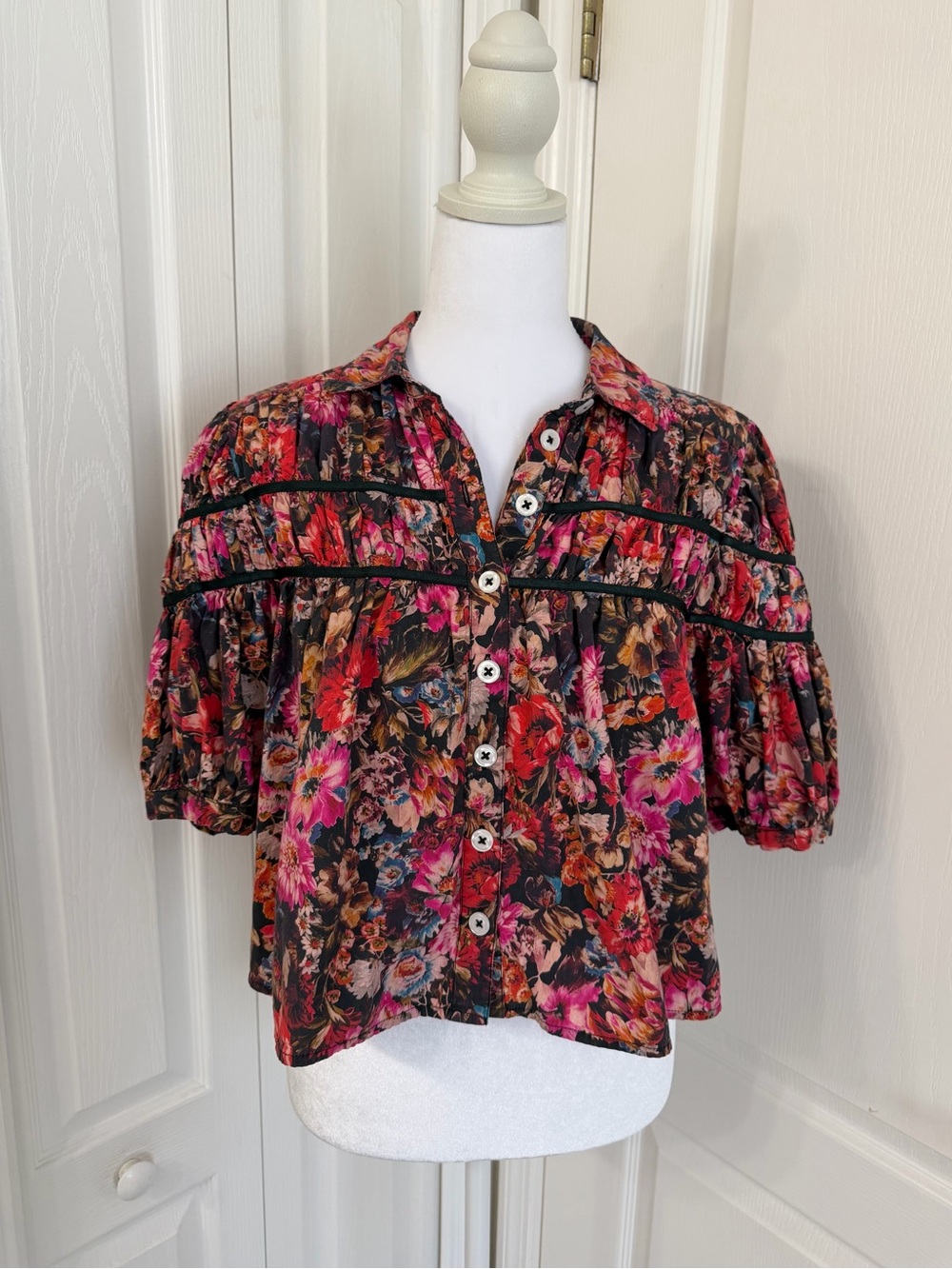 Maeve Black Floral Button-Front Puff Sleeve Blouse
